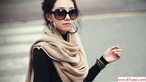 女士围巾的系法图解 完美打破冬季沉闷感 www.67xuexi.com