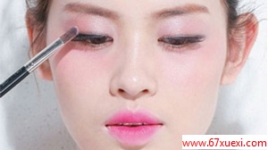 咬唇妆桃花眼显白化妆术                          www.67xuexi.com