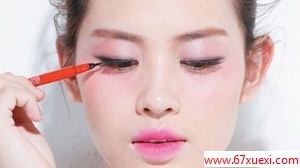 咬唇妆桃花眼显白化妆术                          www.67xuexi.com