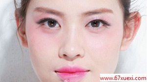 咬唇妆桃花眼显白化妆术                          www.67xuexi.com