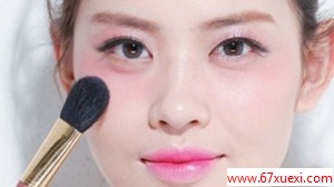 咬唇妆桃花眼显白化妆术                          www.67xuexi.com