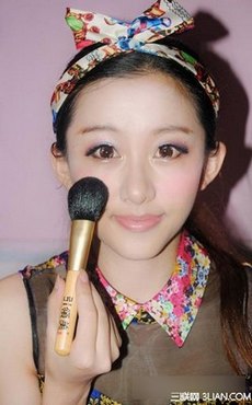 涂腮红