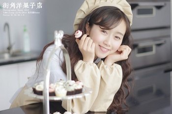 情人节拍下浪漫甜蜜 在蛋糕店拍摄少女写真