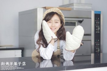 情人节拍下浪漫甜蜜 在蛋糕店拍摄少女写真