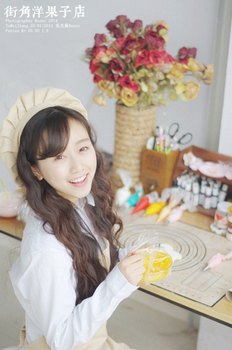情人节拍下浪漫甜蜜 在蛋糕店拍摄少女写真